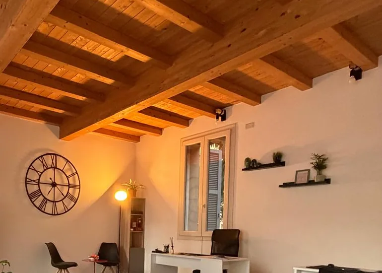La sala dell'ufficio di Mirandola, con travi a vista